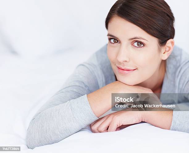 Bonita Caucasiana Mulher Relaxada Deitado Na Cama - Fotografias de stock e mais imagens de 20-24 Anos - 20-24 Anos, 20-29 Anos, Adulto