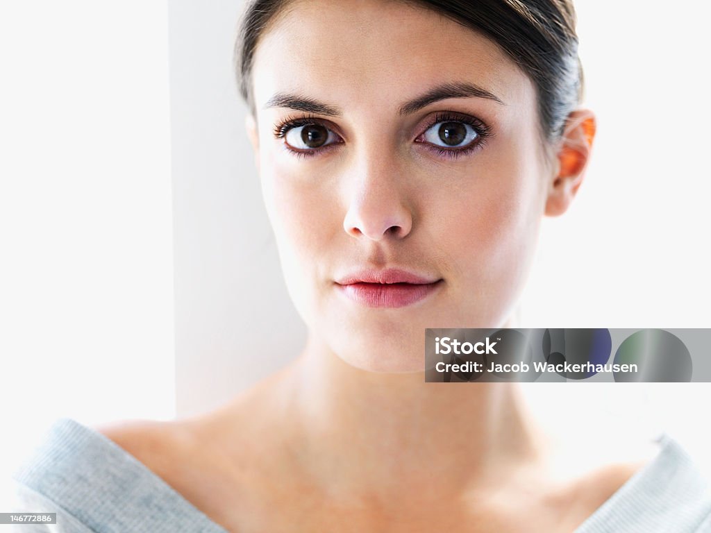 Крупным планом красивой молодой уверенно женщина - Стоковые фото Глаз роялти-фри