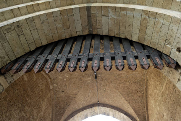 деревянные порткуллисы с металлическими шипами - medieval castle gate portcullis стоковые фото и изображения