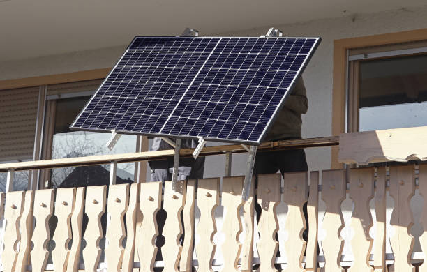 deux hommes assemblent une centrale électrique de balcon pour produire de l’électricité - solar energy solar panel sun facade photos et images de collection