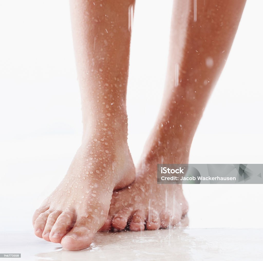 Zbliżenie na miły biały nogi na mokro - Zbiór zdjęć royalty-free (Prysznic)