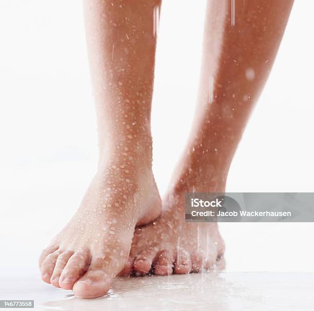 Plano Aproximado De Nice Molhado Pernas Em Branco - Fotografias de stock e mais imagens de Chuveiro - Chuveiro, Lavar, Molhado