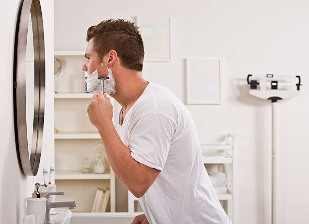 homem rosto de barbear - shaving men shaving cream mirror imagens e fotografias de stock