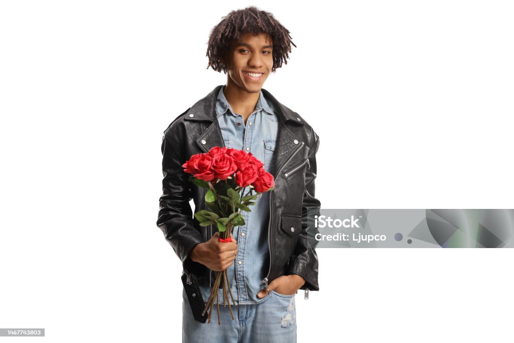 Apuesto joven agricano estadounidense con una chaqueta de cuero sosteniendo un ramo de rosas - Foto de stock de Agarrar libre de derechos