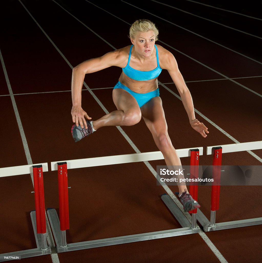 Mulher Saltar sobre o Obstáculo de Corrida - Royalty-free Adulto Foto de stock