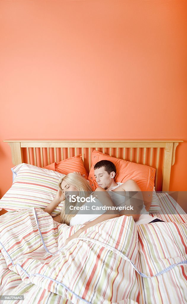 Junges Paar schlafen im Bett - Lizenzfrei Attraktive Frau Stock-Foto