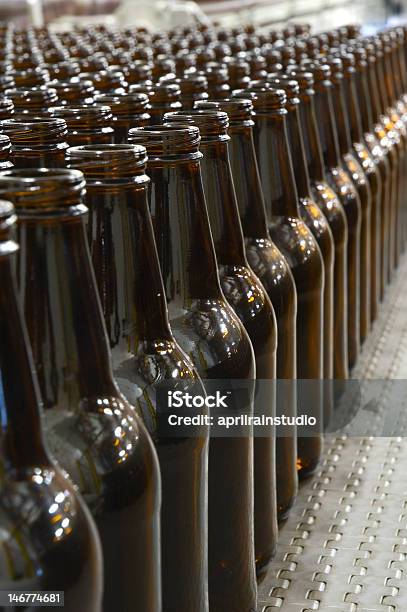 Marrone Bottiglie Di Birra Sulla Linea Di Assemblaggio - Fotografie stock e altre immagini di Catena di montaggio