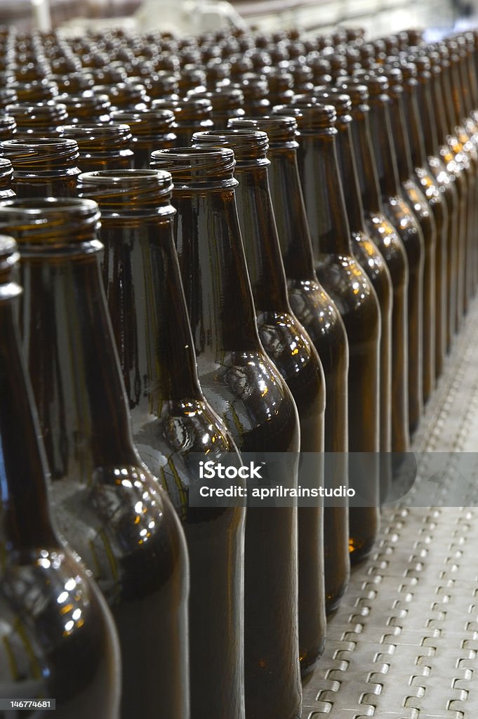 Brązowe butelki do piwa na assemby linii - Zbiór zdjęć royalty-free (Linia produkcyjna)