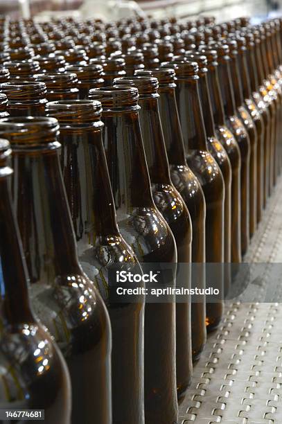 Brązowe Butelki Do Piwa Na Assemby Linii - zdjęcia stockowe i więcej obrazów Linia produkcyjna - Linia produkcyjna, Ogólny - opis, Alkohol - napój