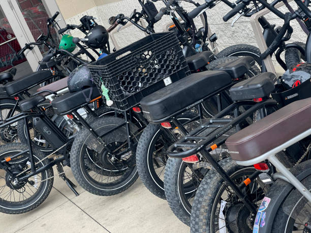 beaucoup de vélos électriques garés devant un magasin - encinitas photography editorial color image photos et images de collection