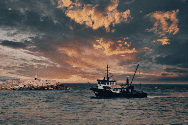 vista de un barco de pesca que regresa del mar a tierra al atardecer y una vista del pequeño puerto, el faro y el hermoso cielo carmesí. - retro fish day sunset sunlight fotografías e imágenes de stock