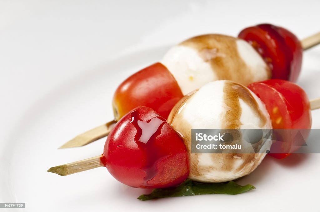 Mozzarella y tomate - Foto de stock de Aceite para cocinar libre de derechos