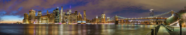 skyline von manhattan mit brooklyn bridge new york city - new york city brooklyn bridge night stock-fotos und bilder