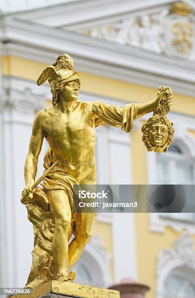 Photo libre de droit de Statue De Persée De Méduse Gorgone S Head Peterhof En Russie banque d'images et plus d'images libres de droit de Persée