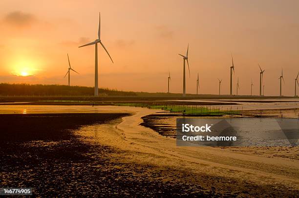 夕暮れの風力発電機に湿地エリア - くるくる回るのストックフォトや画像を多数ご用意 - くるくる回る, グリーンテクノロジー, シンプル