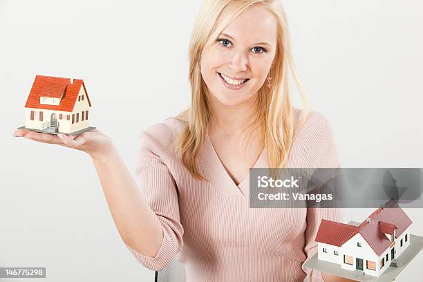 Mujer Joven Equilibrio De Casas Con Dos Manos Foto de stock y más banco de imágenes de Adulto - Adulto, Adulto joven, Alegre