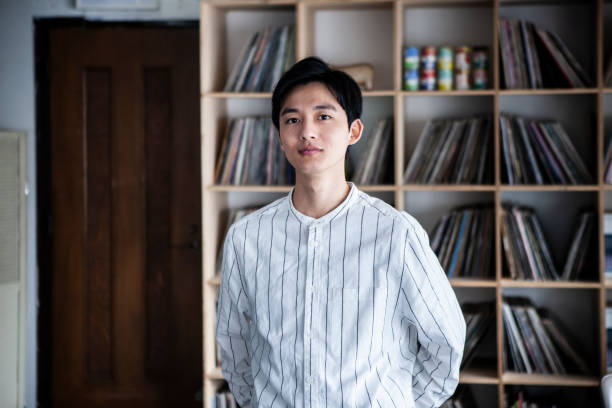 porträt eines mannes, der in einem modernen, stilvollen büro in die kamera schaut - in den zwanzigern stock-fotos und bilder