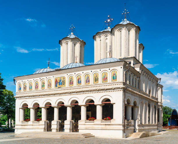 the romanian orthodox patriarchal cathedral in bucharest, romania - patriarchal cross imagens e fotografias de stock