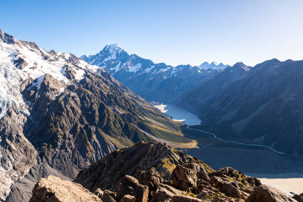 el parque nacional aoraki mount cook es el hogar de las montañas más altas y los glaciares más largos. es alpino en el sentido más puro - new zealand fotos fotografías e imágenes de stock