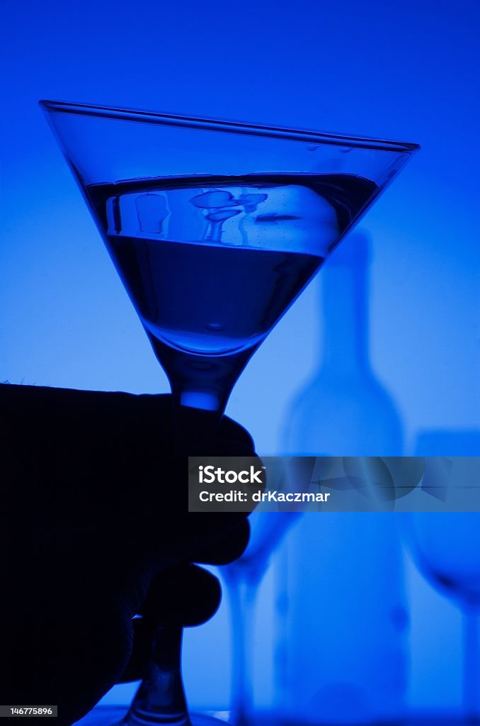 Bicchiere da Martini su sfondo blu - Foto stock royalty-free di Acqua