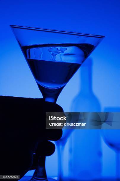 Bicchiere Da Martini Su Sfondo Blu - Fotografie stock e altre immagini di Acqua - Acqua, Acqua potabile, Acqua tonica