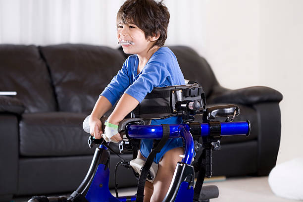 bambino disabile walker - neurotransmission foto e immagini stock