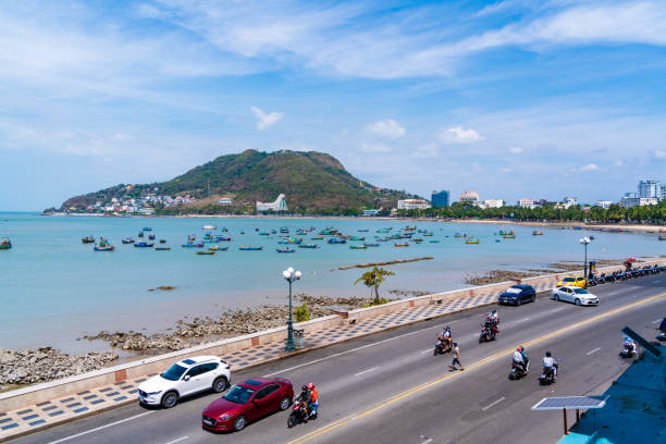 buổi sáng tại vũng tàu nhìn từ trên cao, với những con sóng biển, bờ biển, đường phố, tòa nhà, cây dừa và núi tao phùng đẹp nhất việt nam. khái niệm du lịch. - vũng tàu hình ảnh sẵn có, bức ảnh & hình ảnh trả phí bản quyền một lần