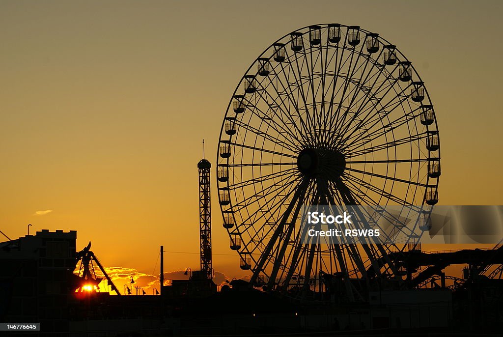 観覧車、夕日を背景にした - ニュージャージー州オーシャンシティのロイヤリティフリーストックフォト