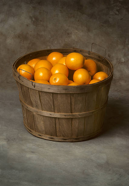 bushel cesto di fresca arance - bushel foto e immagini stock