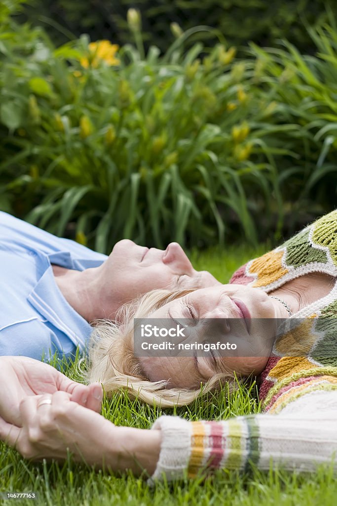 Senior couple allongé sur l'herbe - Photo de Adulte libre de droits