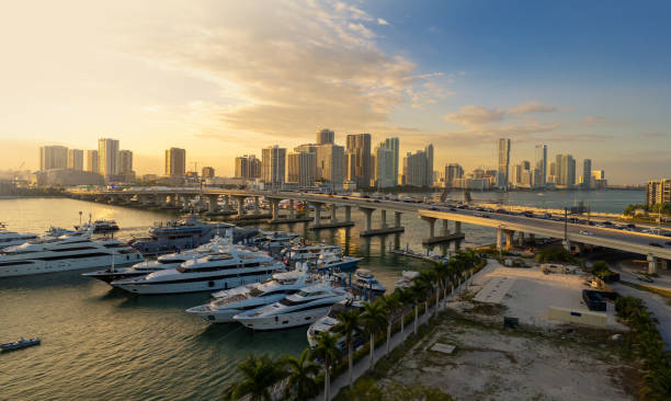 scène de drone de la baie de biscayne et de miami au coucher du soleil - yacht florida yachting nautical vessel photos et images de collection