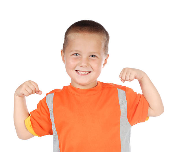 bambini flettere sportivo - flexing muscles child little boys bicep foto e immagini stock
