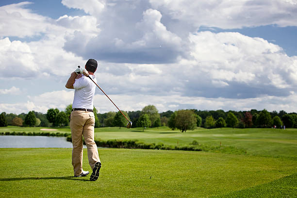 giocatore di golf tee off - golf playing teeing off men foto e immagini stock