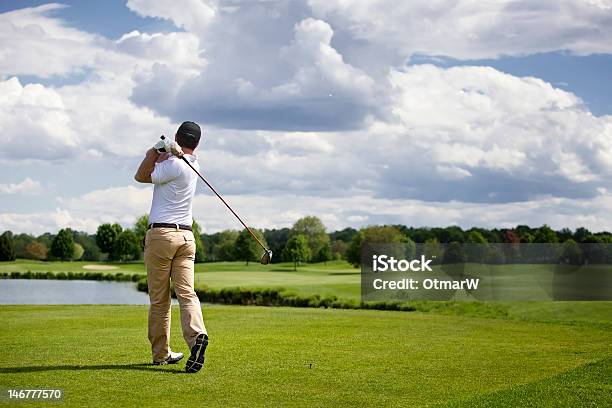 Foto de Teeing Off Jogador De Golfe e mais fotos de stock de Tacada de Golfe - Tacada de Golfe, Golfe, teeing off