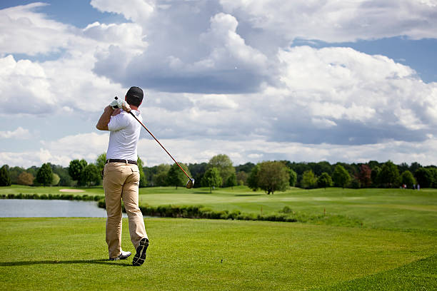 гольф игрок teeing - golf swing golf teeing off men стоковые фото и изображения