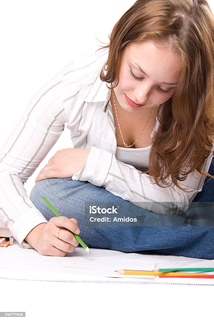 Schöne Mädchen zeichnen mit Buntstiften ist - Lizenzfrei Akademisches Lernen Stock-Foto