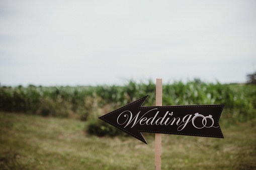 Outdoor wedding with an arrow pointing the way