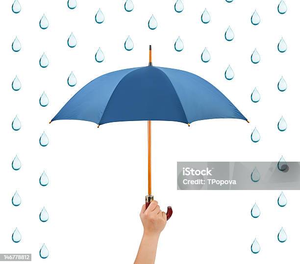 Photo libre de droit de Main Avec Parasol Et La Pluie banque d'images et plus d'images libres de droit de Blanc - Blanc, Bleu, D'ascendance européenne