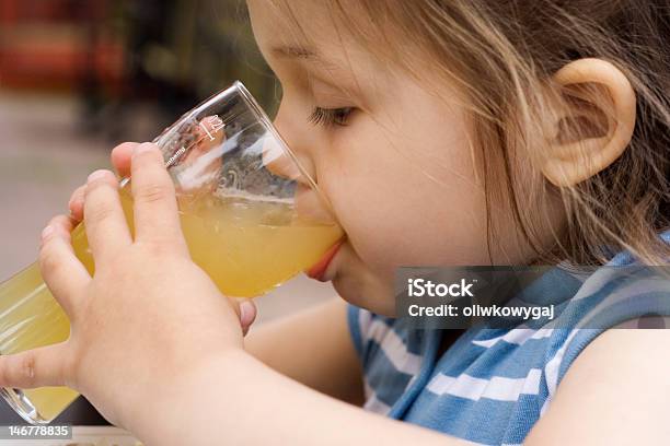 Bere - Fotografie stock e altre immagini di Succo di mela - Succo di mela, Bambino, Bere