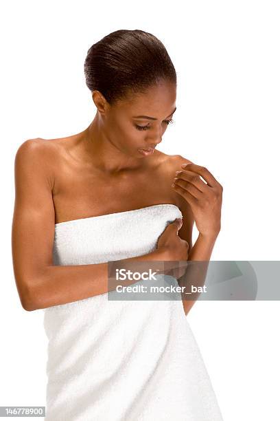 Afroamericana Menina Enrolado Em Toalha De Banho Branca - Fotografias de stock e mais imagens de Enrolado em Toalha de Banho