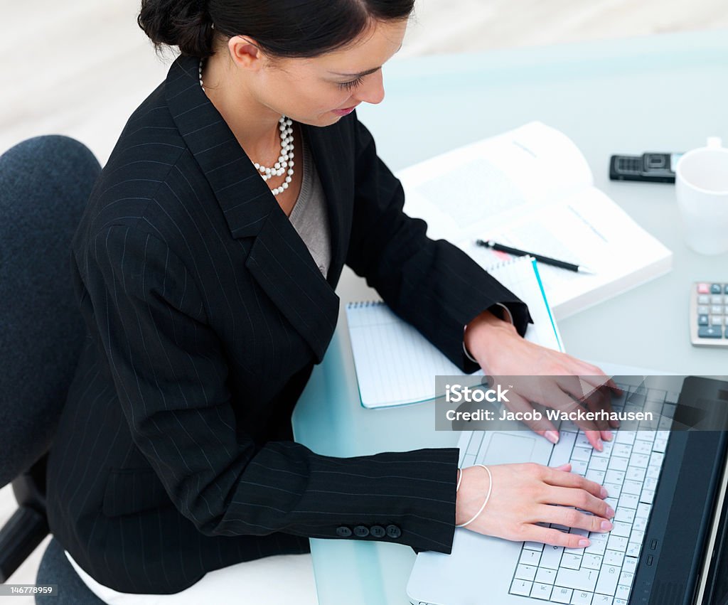 Close-up of Красивая молодая Деловая женщина, используя ноутбук в офисе - Стоковые фото 20-24 года роялти-фри