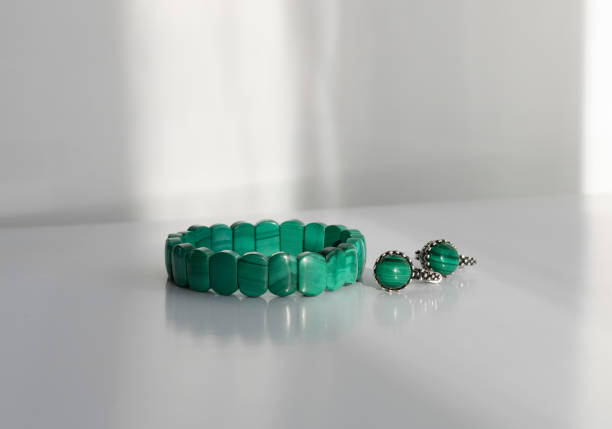 schmuck aus grünem malachit. - malachite stock-fotos und bilder