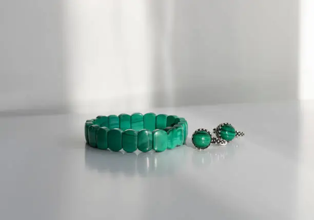 Earrings and bracelet in green malachite. Jewelry from green malachite.
