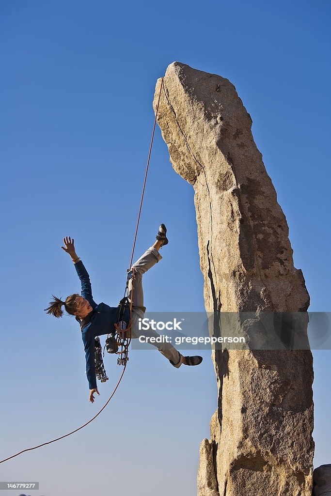 Mulher alpinista caindo de rock. - Foto de stock de Caindo royalty-free