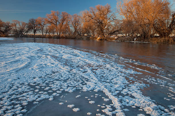 ฤ�ดูหนาวในแม่น้ํา south platte ใกล้กับ greeley, โคโลราโด - platte river ภาพสต็อก ภาพถ่ายและรูปภาพปลอดค่าลิขสิทธิ์