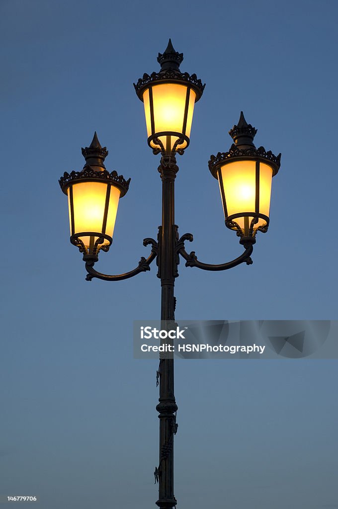 Lámpara de calle - Foto de stock de Anochecer libre de derechos