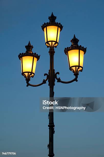Lámpara De Calle Foto de stock y más banco de imágenes de Anochecer - Anochecer, Anticuado, Azul