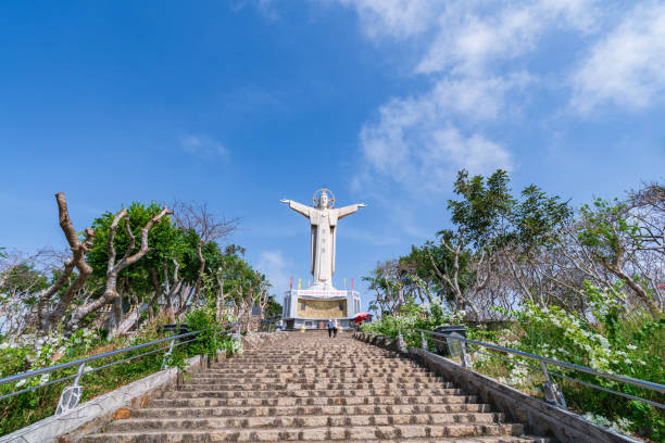tượng chúa giêsu kitô tại núi tao phùng, một trong những điểm du lịch nổi tiếng ở thành phố biển vũng tàu. nơi bạn có thể nhìn thấy toàn bộ thành phố biển xinh đẹp. kho ảnh - vũng tàu hình ảnh sẵn có, bức ảnh & hình ảnh trả phí bản quyền một lần