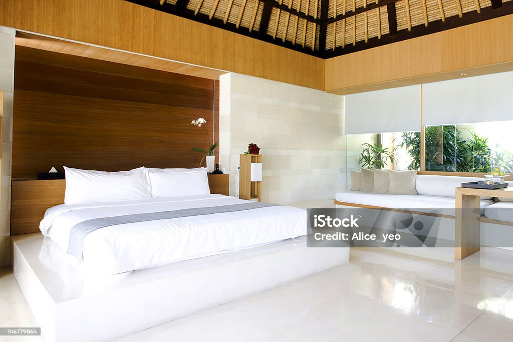 hotel luxuoso quarto com cama king-size - Foto de stock de Quarto de Hotel royalty-free