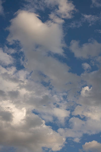 columna de nube en twight - overclouded fotografías e imágenes de stock